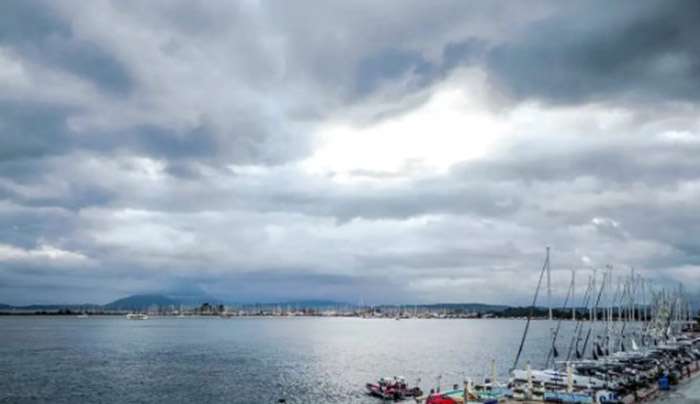 Καιρός σήμερα: Βροχές σε Πελοπόννησο, Ιόνιο, Εύβοια και Θεσσαλία – Συννεφιά στην υπόλοιπη χώρα