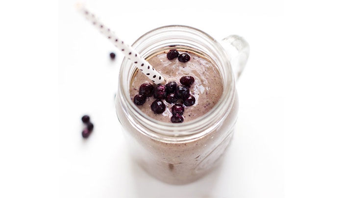 Smoothie με βατόμουρα, μάνγκο και μέλι
