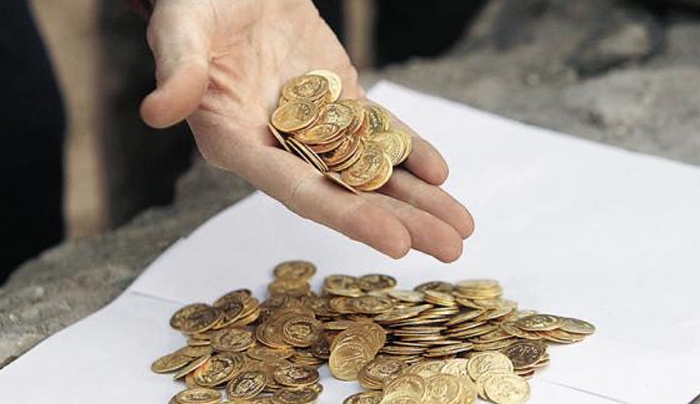 Στις κάλτσες τους έκρυβαν... κλεμμένες λίρες