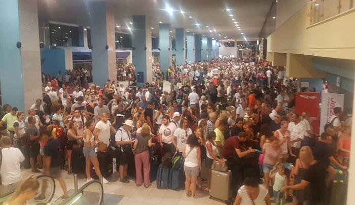 Σε «νεκροθάπτη» του τουρισμού αναδεικνύεται η Fraport!! Tο απόλυτο χάος στο αεροδρόμιο «ΔIAΓOPAΣ»
