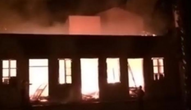 Καστελόριζο: Φωτιά σε αποθήκη με είδη για πρόσφυγες (βίντεο)