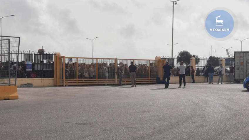 Ένταση και ταλαιπωρία και πάλι στο λιμάνι της Ρόδου - Δεκάδες μετανάστες ζητούν να επιβιβαστούν στο πλοίο της γραμμής