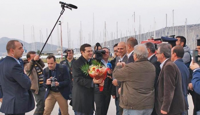 ΠΙΣΩΓΥΡΙΣΜΑ ΔΗΜΑΡΧΟΥ: Με αγάπες και λουλούδια η υποδοχή Τσίπρα μετά την «οργισμένη» επιστολή