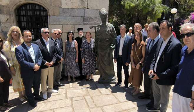 Σε κλίμα συγκίνησης η επίσημη παράδοση του ιστορικού αγάλματος του Αγίου Νικολάου από τη ΥΠΠΟ Λίνα Μενδώνη