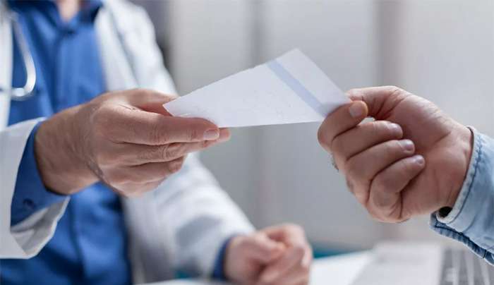 Με ποιες εξετάσεις το «παρακάνουν» οι γιατροί – Κόφτες του Υπουργείου σε 9 συχνές παθήσεις