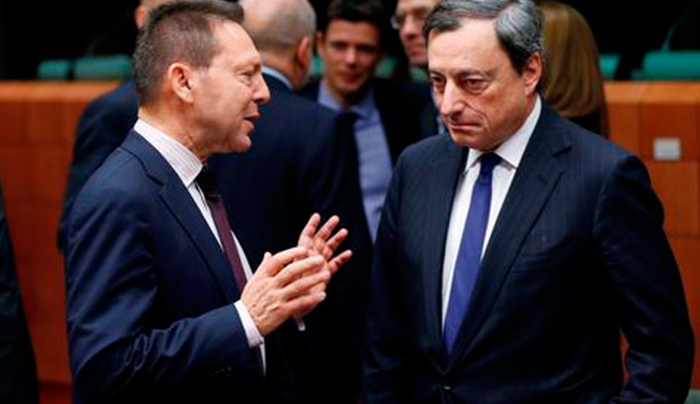 Ντράγκι με Στουρνάρα - Αυστηρό μήνυμα: «Τηρήστε το πρόγραμμα για να συνεχιστεί η χρηματοδότηση στις τράπεζες»