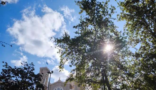 Καιρός σήμερα: Ήλιος, άνοδος της θερμοκρασίας και λίγες καταιγίδες στα βόρεια ορεινά