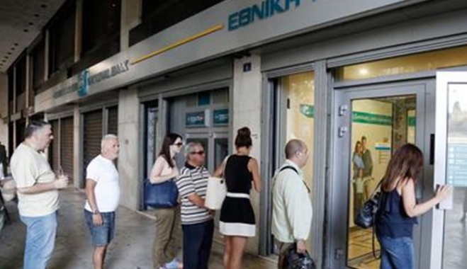 Ουρές μέσα στη νύχτα στα μηχανήματα ανάληψης χρημάτων από συνταξιούχους