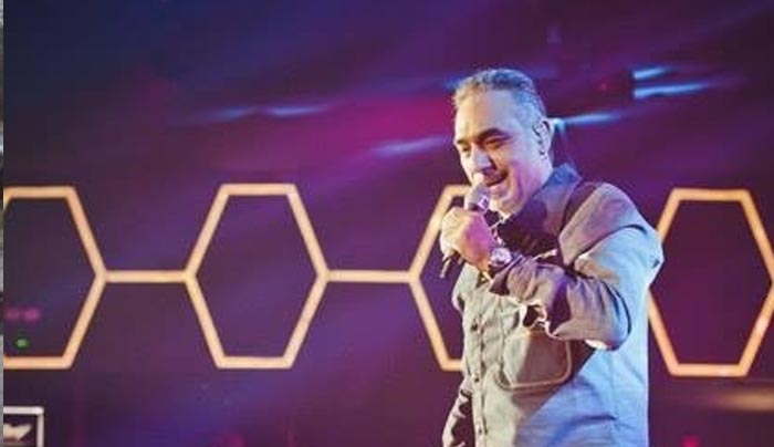 Ο Νότης Σφακιανάκης με μια άλλη ματιά. Βήμα - Βήμα προς την κορυφή με την πλούσια δισκογραφία και την συνεργασία του με τον Βασίλη Καρρά