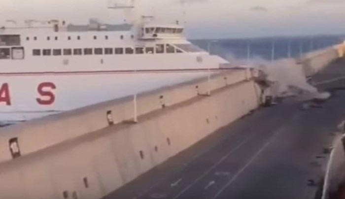 Καρέ - καρέ η πρόσκρουση πλοίου σε λιμάνι - ΒΙΝΤΕΟ