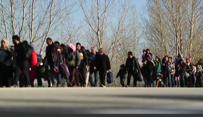 Guardian: Η Ευρώπη ετοιμάζεται για μεγάλη «ανθρωπιστική κρίση» στην Ελλάδα (Βίντεο)