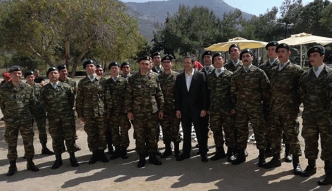 Ο Τσίπρας τα «τσουγκρίζει» με φαντάρους στην Τήλο και χαρίζει τιμητικές